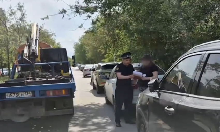 «Киа Рио» из Волжского угодила на штрафстоянку: водитель-должник отказался платить 600 тысяч приставам на месте