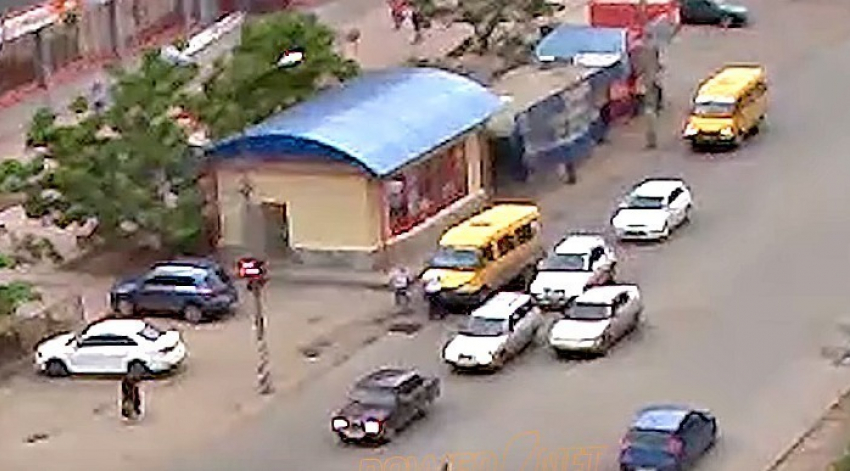 Дорожный конфликт: в Волжском подрались водитель маршрутки и пешеход