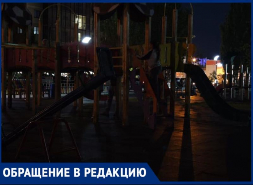Темнота на детских площадках приведет к трагедиям: в Волжском родители просят провести свет