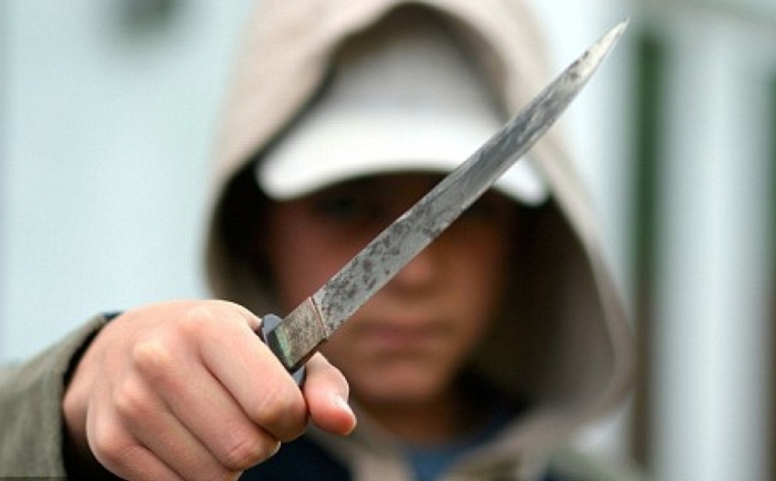 В Волжском 18-летний парень пырнул ножом своего соседа 
