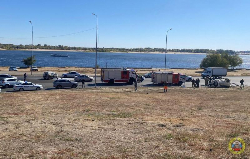 Перевернувшаяся «БМВ» и трое пострадавших: жесткое столкновение на Набережной Волгограда