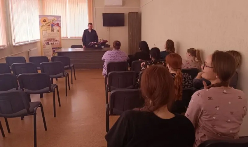 Волжские госавтоинспекторы устроили ликбез для молодых мам в роддоме