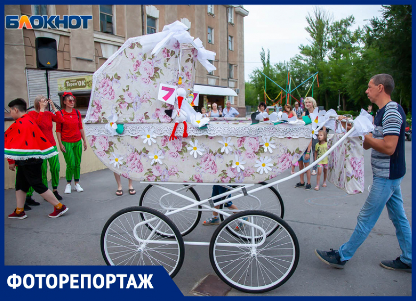 Парад колясок прошел в Волжском: фоторепортаж
