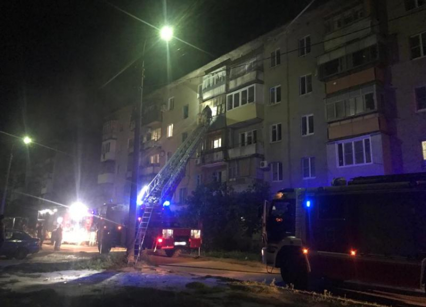 «Поджигает квартиры и бросается мусором»: жители Волжского ищут опекуна соседа
