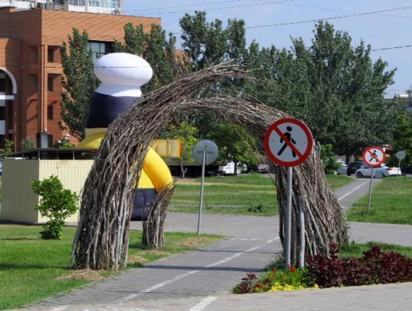Любимые волжанами экспонаты в парке «Волжский» изуродовали запрещающими знаками и рекламой