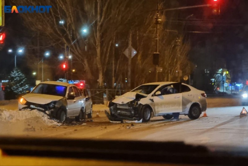 У Волгамолла очередное ДТП: ночная авария в Волжском попала на камеру