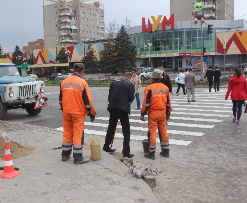 В Волжском привели в порядок неудобный переход у ЦУМа