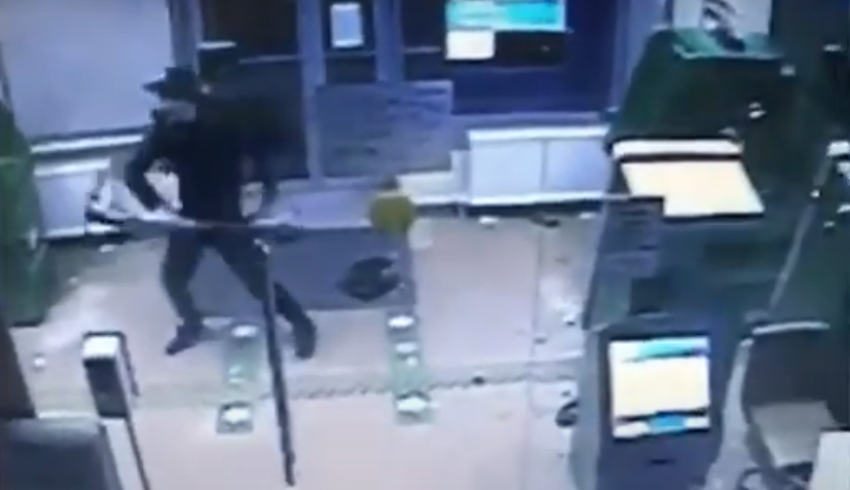 Рецидивист пытался ограбить банкомат с помощью электросамоката в Волгограде: видео