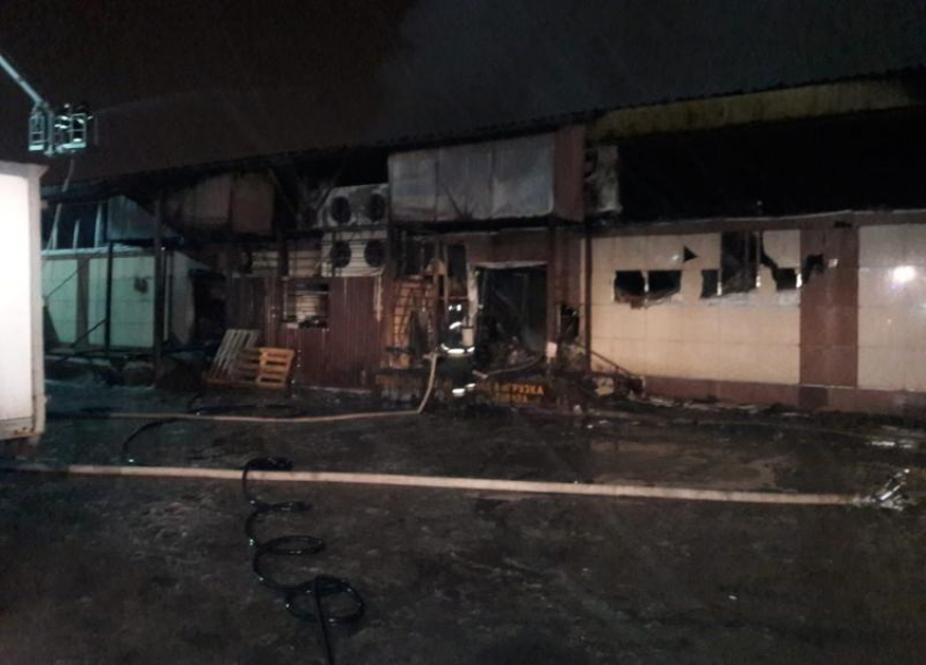 Огонь полыхал всю ночь: в Волгограде горел вещевой рынок