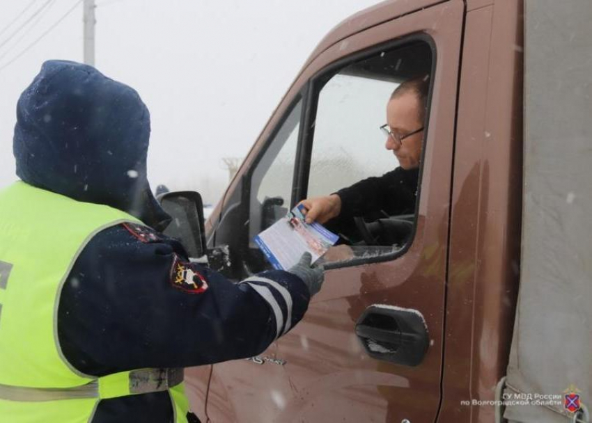 Как правильно тормозить в гололед рассказали водителям волгоградские автоинспекторы