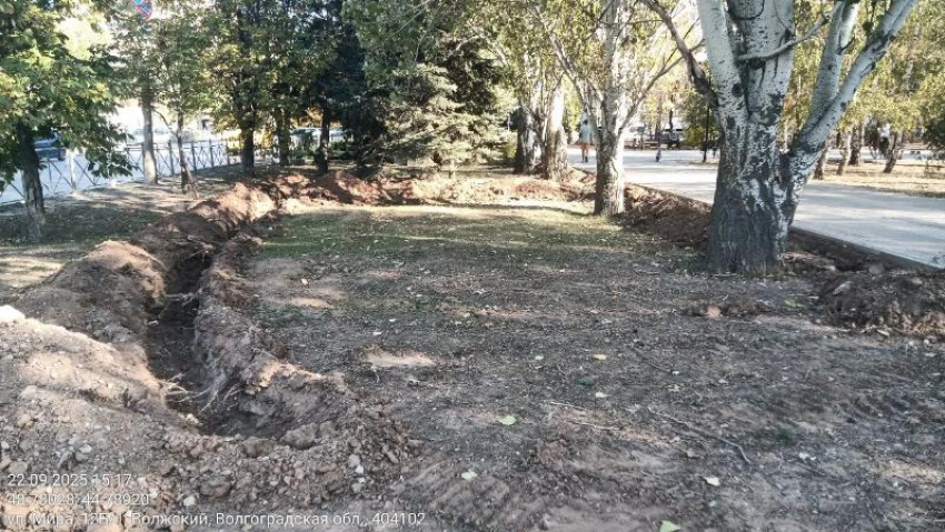 В Волжском продолжается благоустройство сквера по улице Пионерской