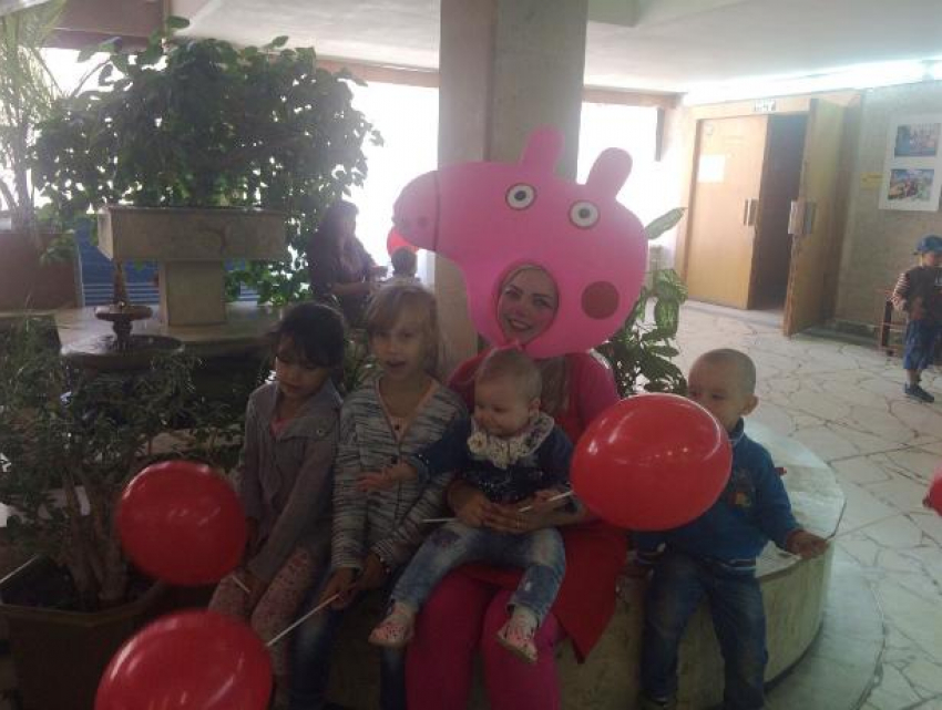 В Волжском прошел юбилей Детского Фонда: взрослым оргтехника, детям конфеты 