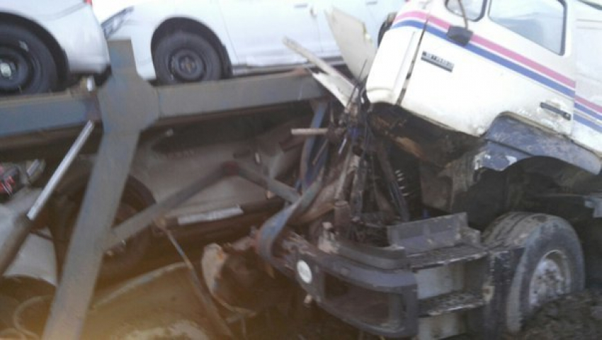 На трассе «Саратов - Волгоград» лесовоз протаранил автовоз с новыми легковушками