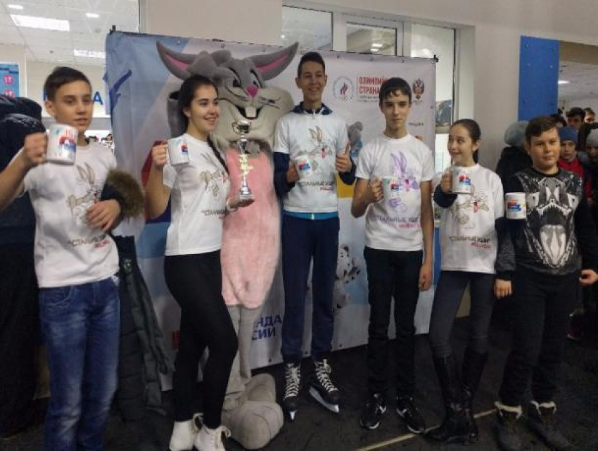 Команда «Стальные уши» выиграла кубок на ледовых состязаниях в Волжском