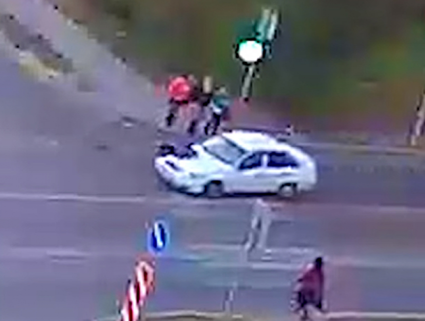 Фееричный лихач прокатил на капоте пешехода прямо на «зебре» в Волжском 