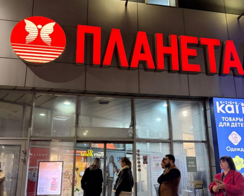 Магазин одежды загорелся в ТРЦ «ПланетаЛето» Волжского