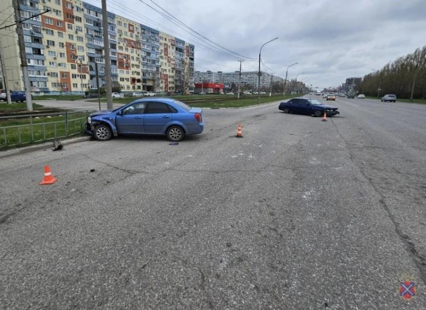 В Волжском лихая петля на «ВАЗе» отправила пассажирку иномарки в больницу