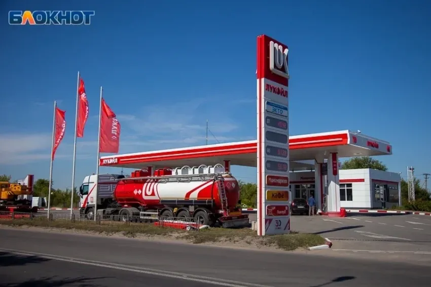 «Скоро пешком ходить будем»: жители Волжского возмущены повышением цен на бензин