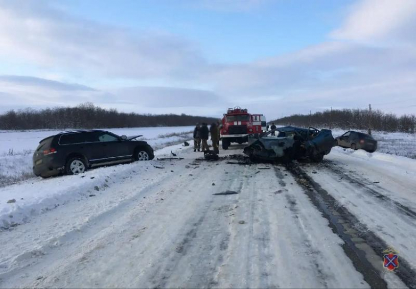 В Волгоградской области лобовое столкновение иномарок унесло две жизни