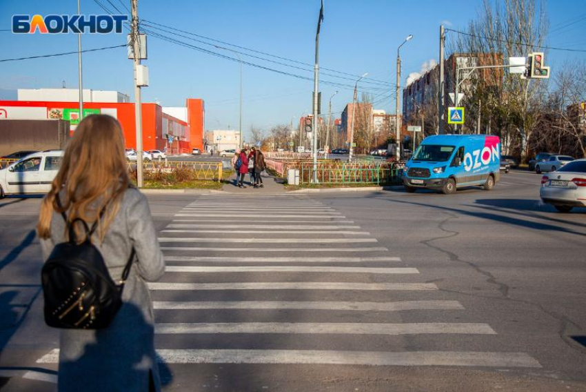 20-летний водитель мчался по встречке, пока не сбил автоледи в Волжском: женщина в больнице