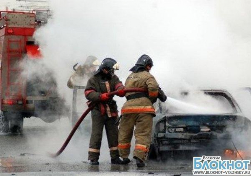 В Волжском сегодня на улице Карбышева сгорел автомобиль