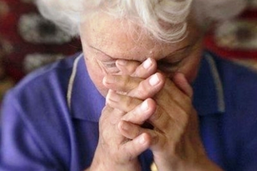 На юге Волгограда коммивояжер ограбил пенсионерку