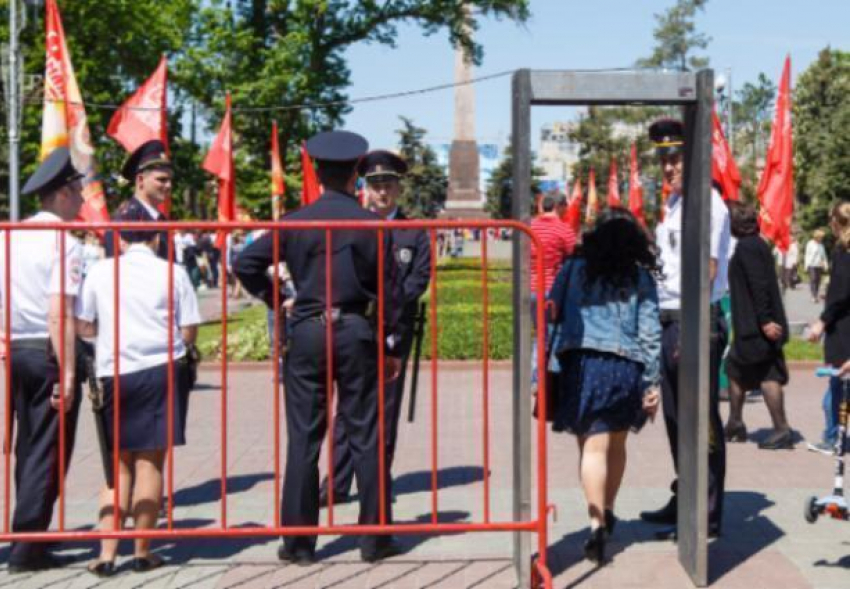 На усиленный вариант службы перешли сотрудники полиции из-за празднования 9 Мая в Волжском