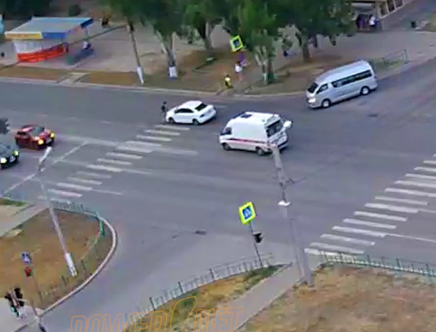 Несущийся велосипедист по «зебре» угодил под колеса в Волжском