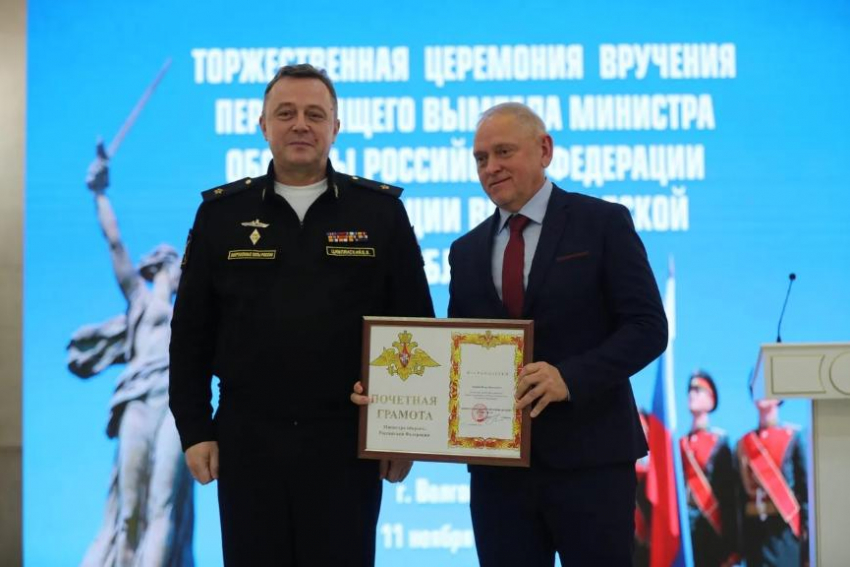 Главе Волжского Игорю Воронину вручили Почетную грамоту Министерства обороны