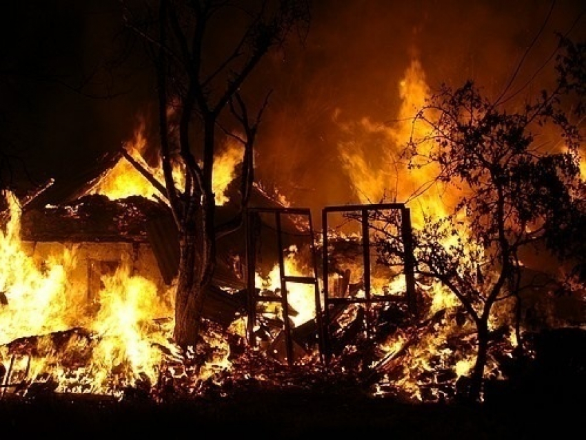 В Средней Ахтубе горели частный дом и пристройка