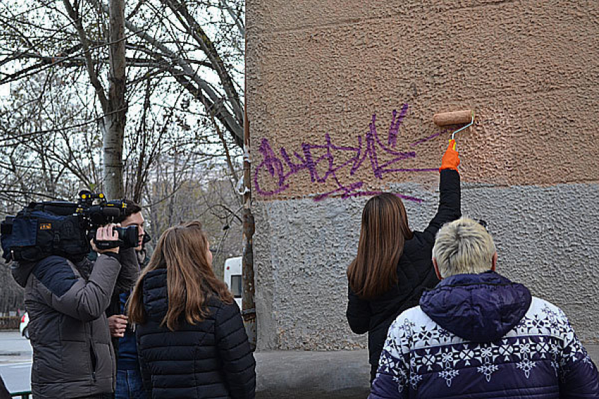 В Волжском активисты закрасили граффити на проспекте Ленина