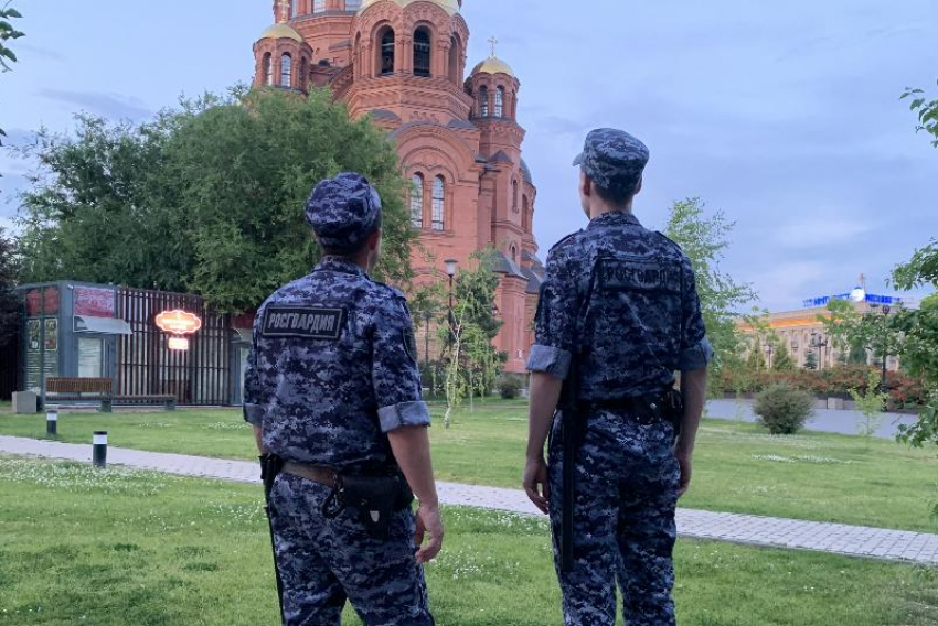 Пьяные дебоширы устроили скандалы в кафе и бане Волжского