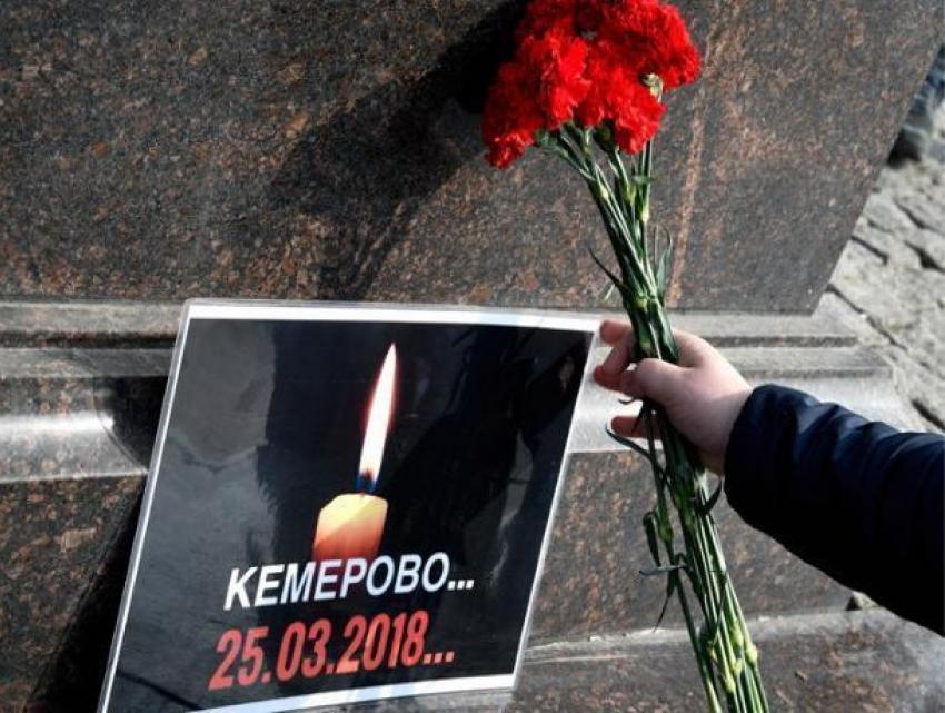В память погибших в Кемерово волжане несут цветы и игрушки на площадь Ленина