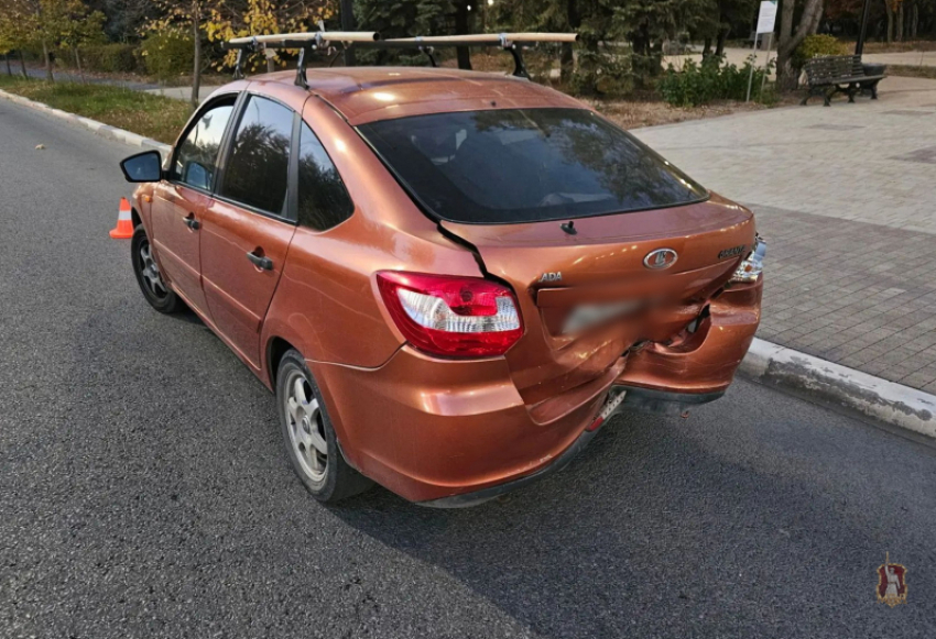 В Волжском женщина за рулём Kia Rio устроила ДТП на Набережной