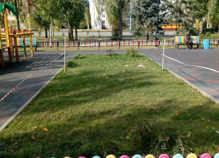 Непослушный газон: как в Волжском восстанавливали покрытие детской площадки