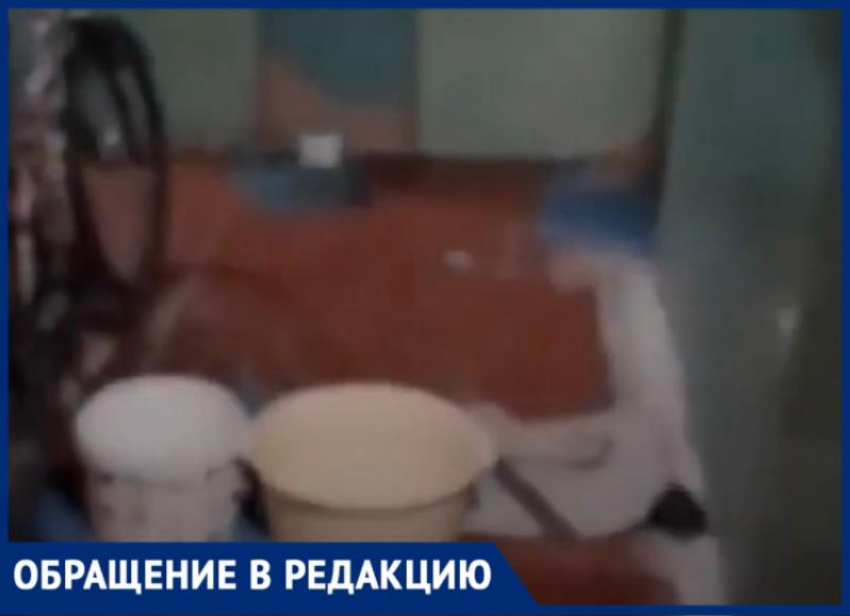 «Денег у УК нет»: в Волжском люди живут в сырости с оголенными проводами и разрушающимися стенами