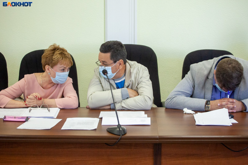 В Волжском активист потребовал от депутатов ответов на заседании комиссии