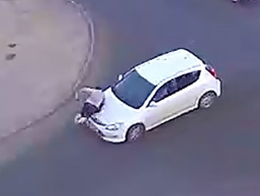 Водитель иномарки прокатил на капоте неторопливого пешехода в Волжском 