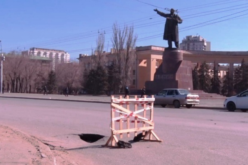 На первой Продольной Волгограда провалился асфальт