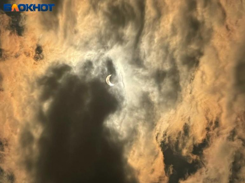 Затмение в Волжском окрасило небо в удивительные цвета: фото
