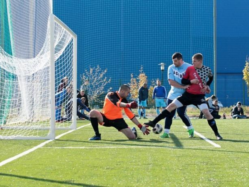 На новом футбольном поле Волжского планируют открыть футбольную школу