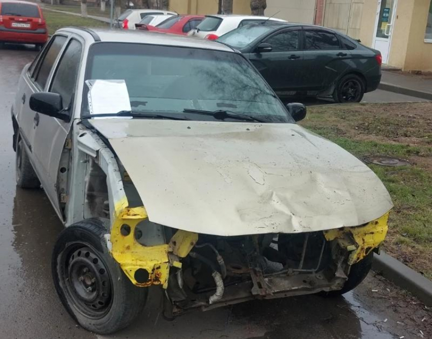 Колеса спущены, бампер отсутствует: в Волжском дали последний срок владельцам автохлама