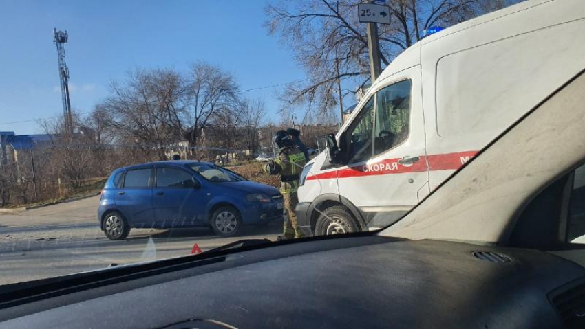 В Волжском авария с пострадавшими попала на фото: на месте врачи и МЧС