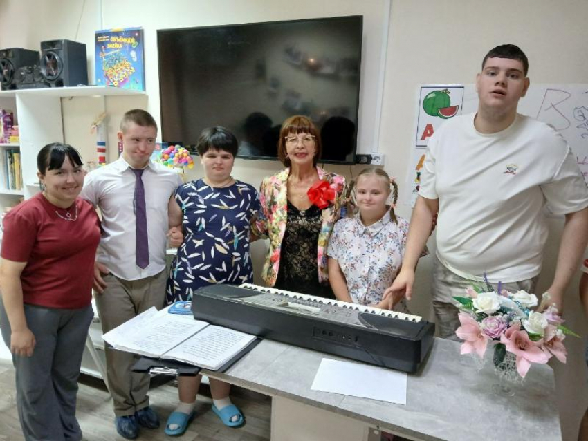 Музыка исцеляет души: Волжский ПНИ засиял от таланта волонтеров