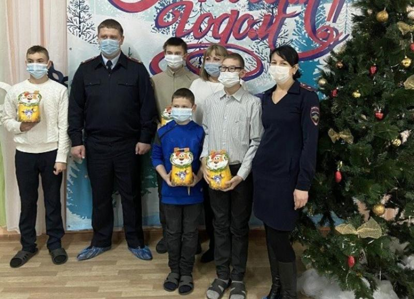 Полицейские поздравили с наступающим Новым годом юных жителей Волжского