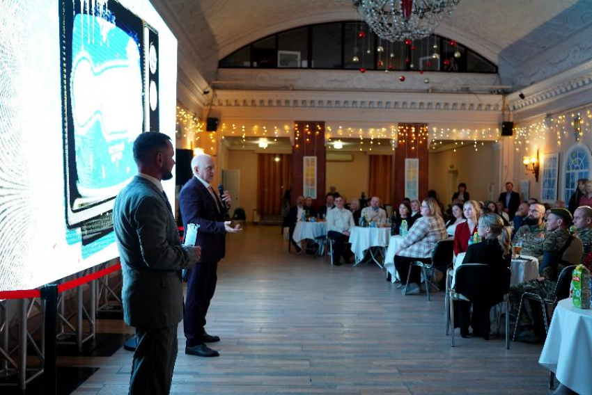 Волжский зажег огни: более 200 участников превратили город в новогоднюю сказку