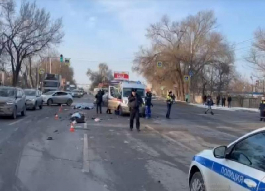 Смертельное ДТП запечатлели дорожные камеры в Волгограде: видео
