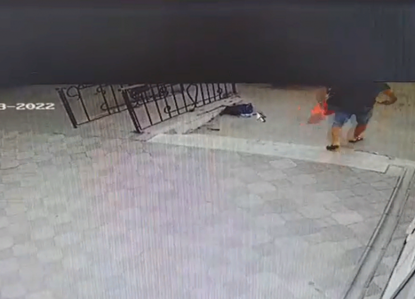В Волжском разыскивают женщину, забравшую рюкзак школьника: видео