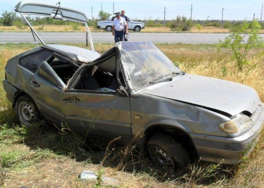 В Волгоградской области на трассе «Волгоград-Сальск» перевернулась легковушка