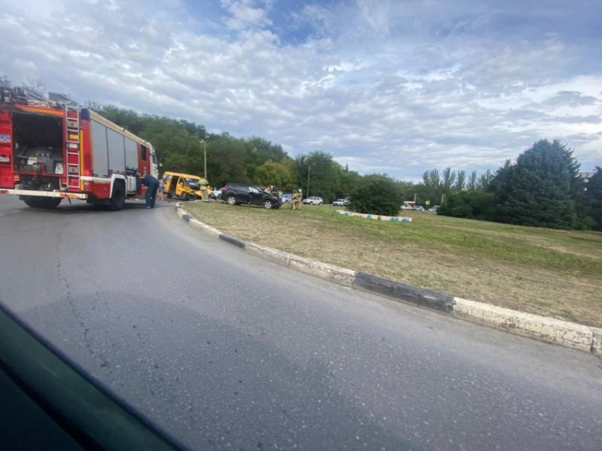 Подробности аварии на площади Карбышева в Волжском